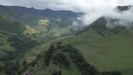 vibrante valle de cocora paraíso colombiano drone aéreo arriba