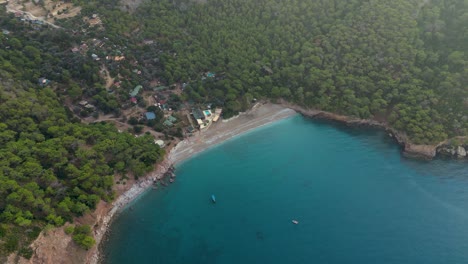 Playa-Paraíso-Con-Agua-Azul-Rodeada-De-Montaña---Kabak,-Turquía