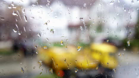 Gotas-De-Lluvia-En-Una-Ventana-Que-Da-A-Una-Carretera-Con-Un-Camión-Que-Pasa