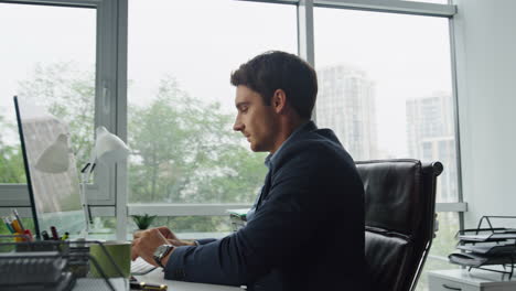 Relajado-Empresario-Silla-Inclinada-En-La-Oficina.-Hombre-Enfocado-Pensando-En-Problemas