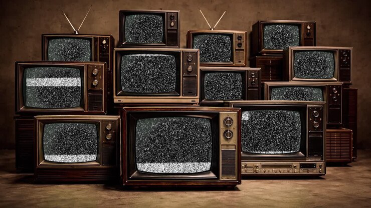 Múltiples televisores vintage con pantalla con estática y ruido