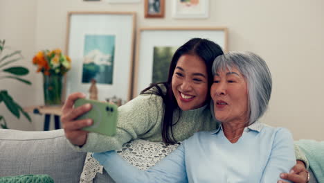 Selfie,-Hija-Y-Una-Mujer-Mayor-Con-Una-Sonrisa