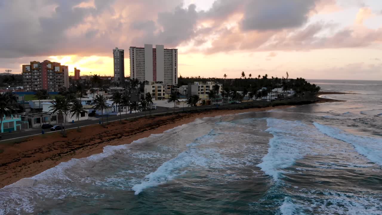 drone 4k sobre la ciudad de la playa al atardecer