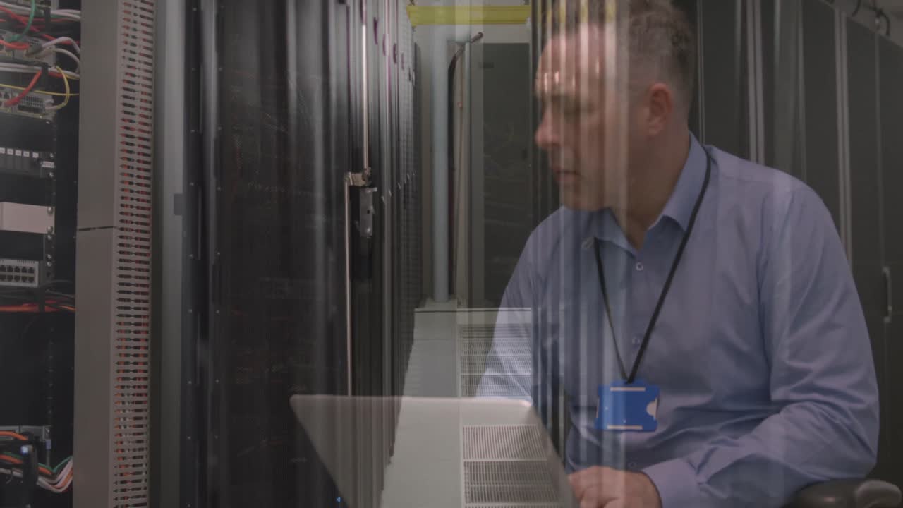 animación del procesamiento de datos sobre el trabajador de la sala de servidores caucásico