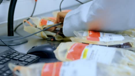 técnico de laboratorio escaneando bolsas de plasma con escáner de códigos de barras 4k