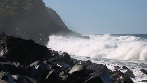 Grandes-Olas-Rodando-Y-Chocando-Contra-La-Costa-Rocosa-En-Un-Día-Soleado