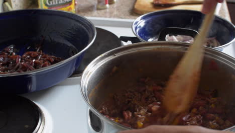 cocinar frijoles y cebollas en estufa eléctrica closeup-1