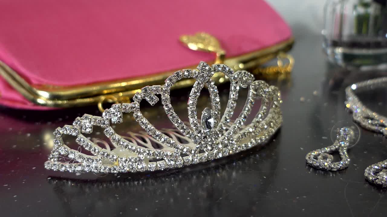 toma de primer plano de bolso de mujer, bolso, collar, anillo de oreja y accesorios de boda