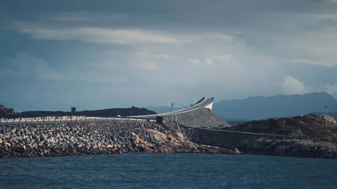 바위 군도를 가로지르는 멋진 대서양 도로