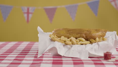 Studioaufnahme-Eines-Traditionellen-Britischen-Essens-Zum-Mitnehmen-Mit-Fish-And-Chips