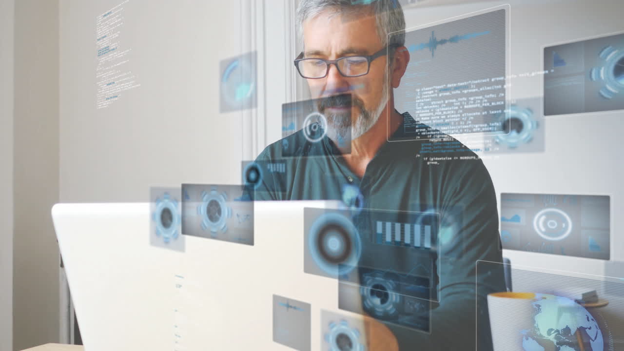 animación de procesamiento de datos en pantallas de interfaz sobre un hombre caucásico anciano usando una computadora portátil