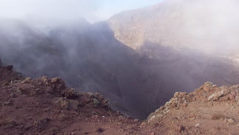 Emisión-De-Humo-Del-Cráter-Del-Monte-Vesubio-En-Campania,-Italia