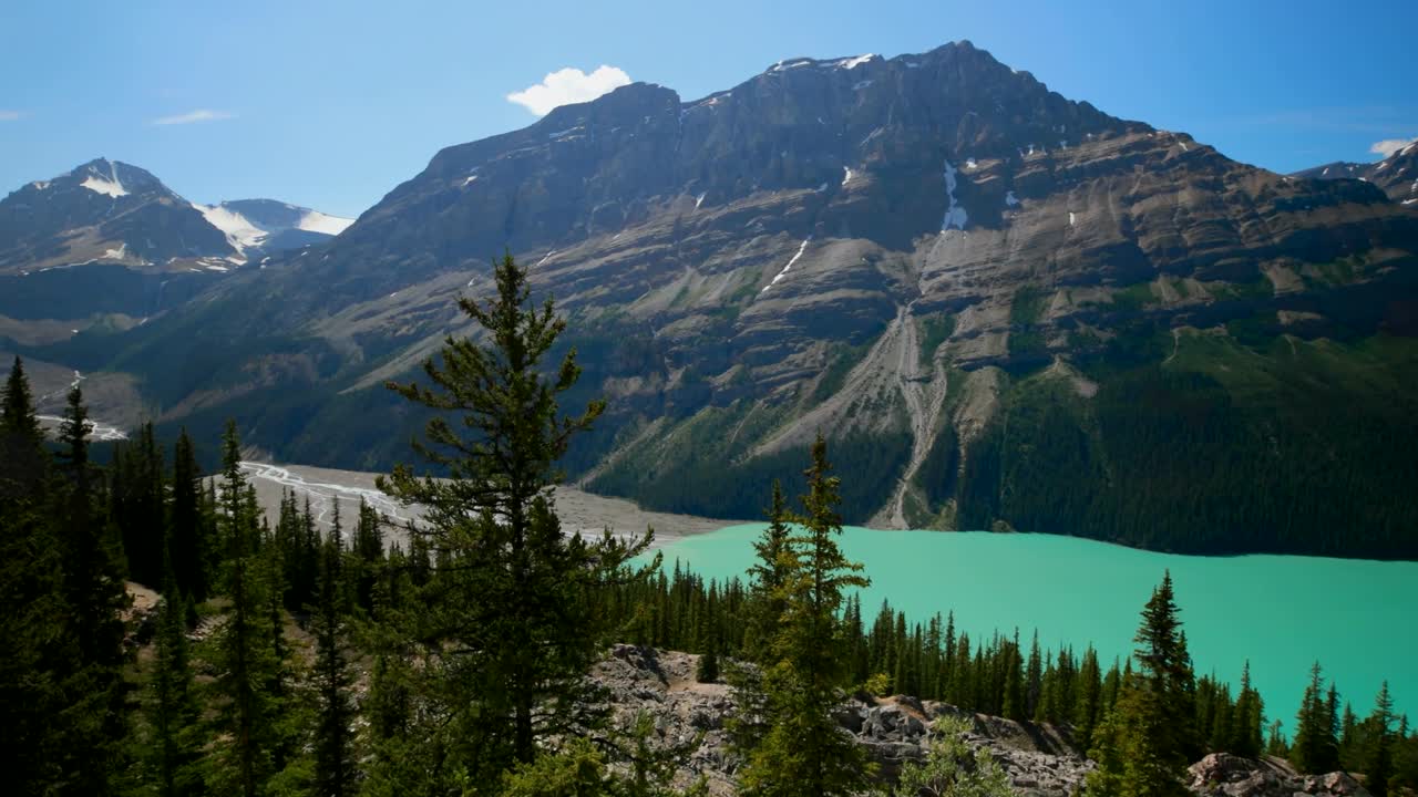 Persona che pagaia in canoa su un pittoresco lago di montagna turchese