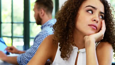 mujer molesta sentada en un restaurante 4k