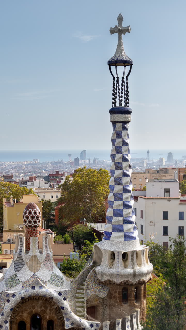 timelapse del horizonte de barcelona tomado desde el parque guell en vertical