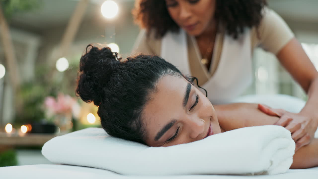 mujer recibiendo un masaje relajante en un spa