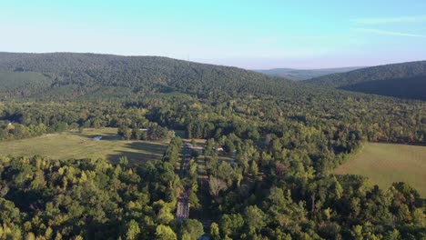k drone video de carretera de montaña en el este