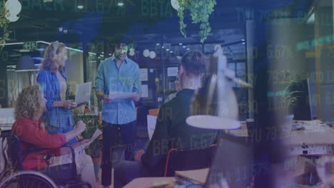 animación del procesamiento de datos financieros sobre diversas personas de negocios