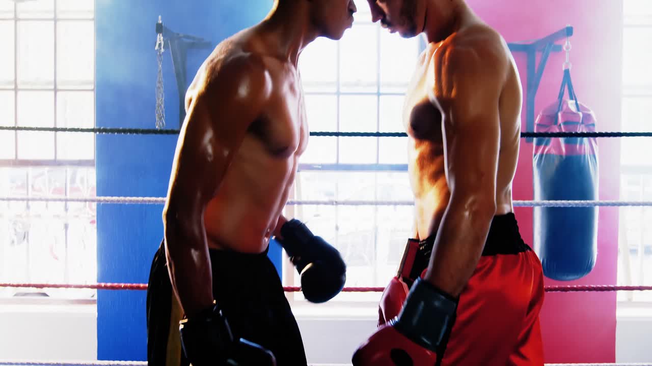 두 명의 권투 선수 가 권투 링 에서 싸우고 있다