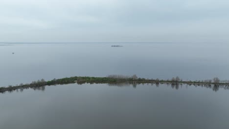 네덜란드 마커메어 (markermeer) 의 드론 촬영은 거대한 물, 울창한 풍경, 활기찬 자연을 보여줍니다.