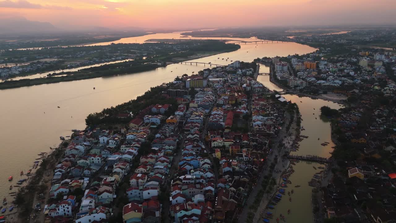 Đoạn phim quay bằng flycam đậm chất điện ảnh về phố cổ Hội An được UNESCO công nhận Di sản Văn hóa Thế giới lúc nhá nhem tối, điểm đến du lịch Việt Nam, đồng bằng sông Thu Bồn và các dãy núi ở phía xa