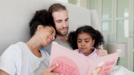 Glückliche-Familie,-Schlafzimmer-Oder-Kind,-Das-Ein-Geschichtenbuch-Liest
