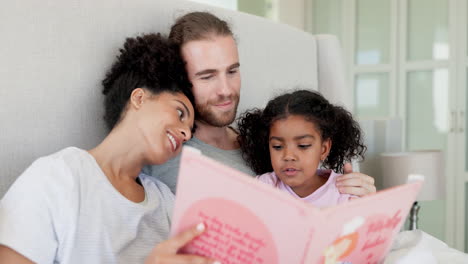 familia feliz, dormitorio o niño leyendo un libro de cuentos
