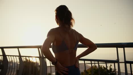 Una-Chica-Con-Ropa-Deportiva-Mira-La-Puesta-De-Sol-Mientras-Corre-Por-La-Mañana.-Correr-Por-La-Mañana-Como-Estilo-De-Vida-Saludable