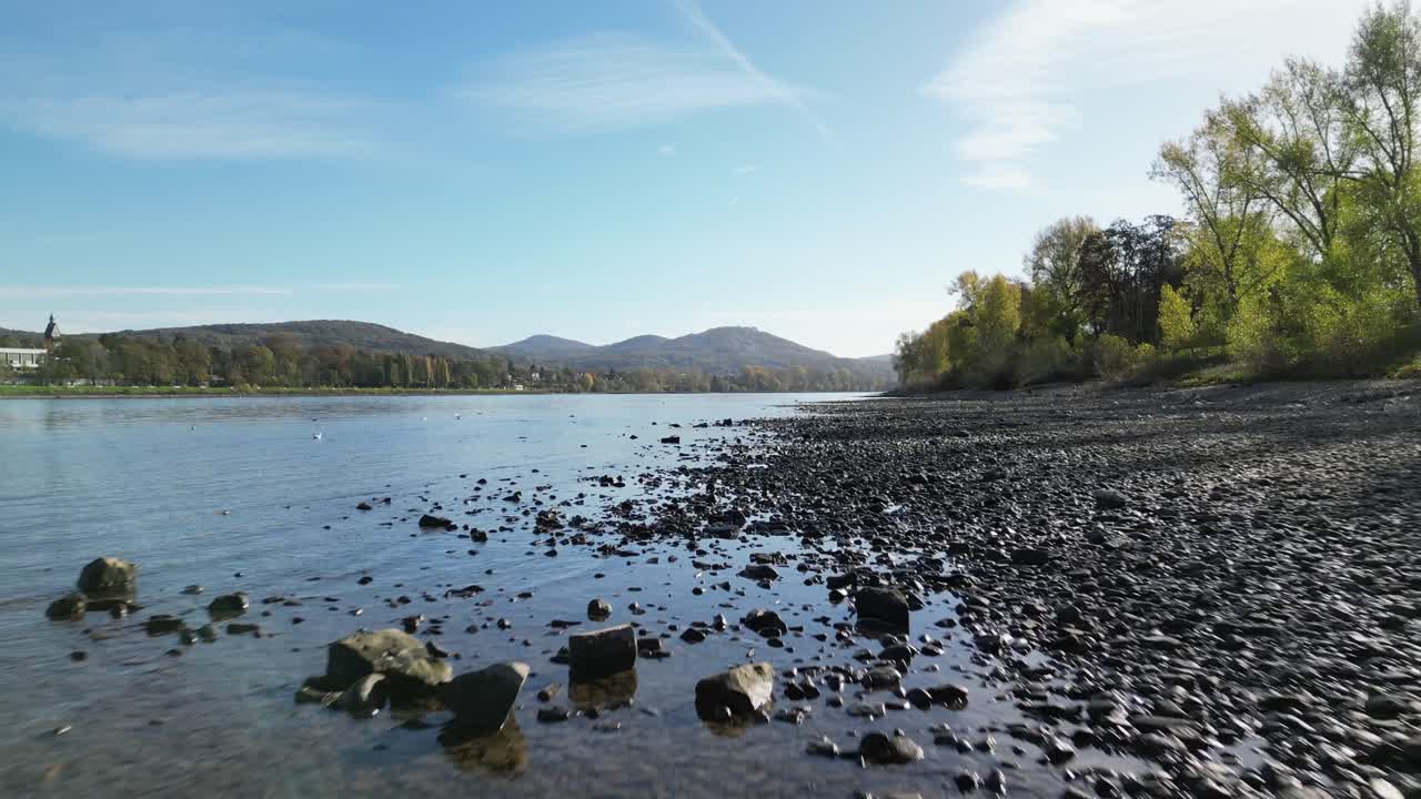 독일 라인강 상공에서 고속 비행