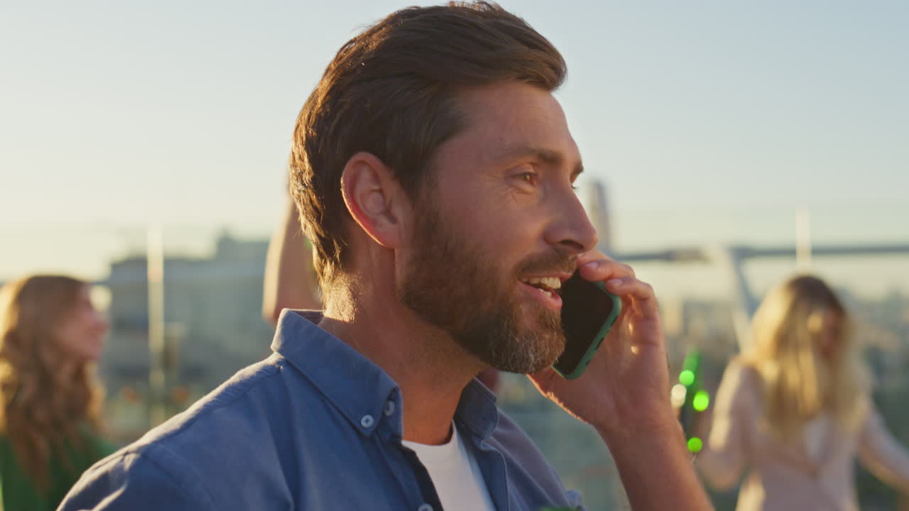 여름 옥상에서 스마트폰으로 전화하는 파티맨. 웃는 남자 으로 이야기하는 남자