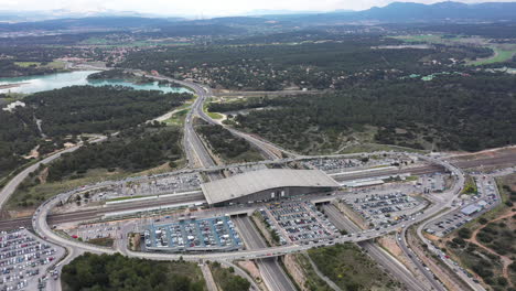 Vista-Aérea-De-La-Estación-De-Tren-TGV-De-Aix-en-Provence-Lago-De-Día-Nublado-En-El-Parque-De-Fondo