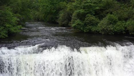 Flusswasserfall-Im-Pisgah-National-Forest-In-Den-Appalachen