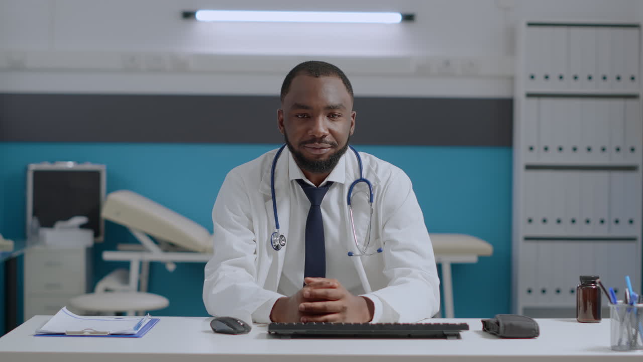 Ritratto di un medico in uno studio medico