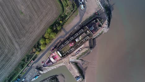 Absteigender-Blick-Aus-Der-Vogelperspektive-über-Die-Tss-Duke-Of-Lancaster,-Auch-Bekannt-Als-Das-Spaßschiff-Am-Ufer-Des-Flusses-Dee