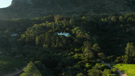 Casa-Holandesa-Del-Cabo-En-Medio-Del-Bosque-Verde-Al-Pie-De-Constantia-Nek-En-Ciudad-Del-Cabo,-Sudáfrica