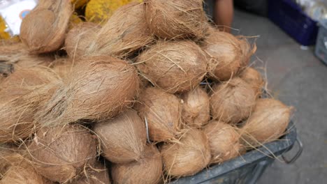 una pila de cocos frescos en un mercado