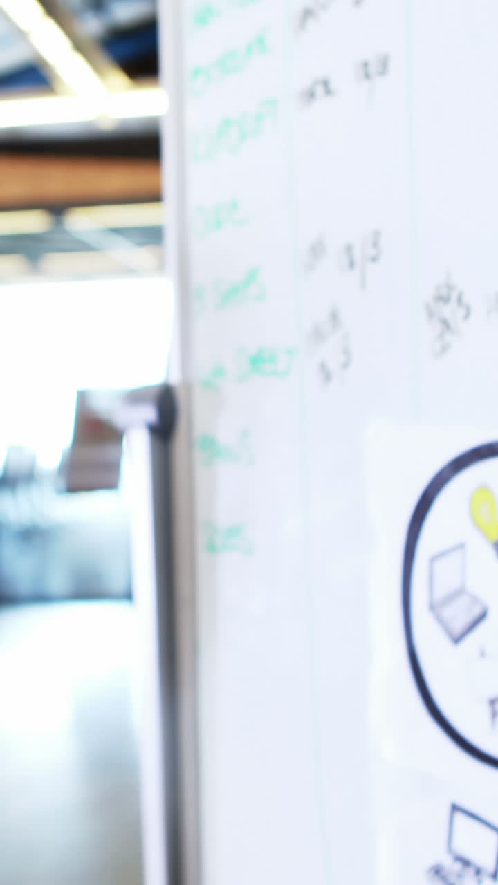 mujer escribiendo en pizarra y usando tableta digital