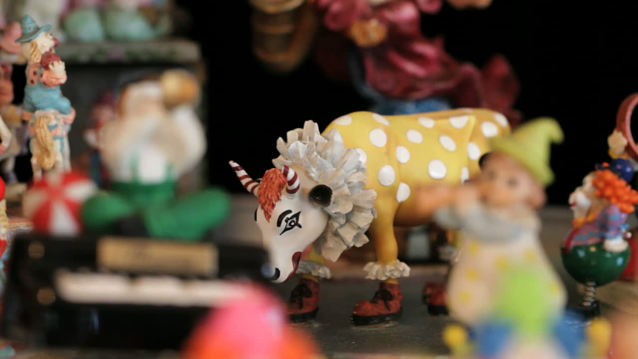 montaje de estatuillas de payasos con muchas tomas diferentes