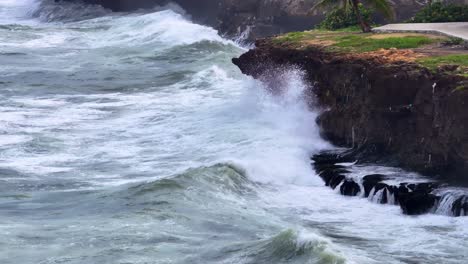 cámara aérea de movimiento lento de las olas que se estrellan contra la costa durante el huracán en la república dominicana