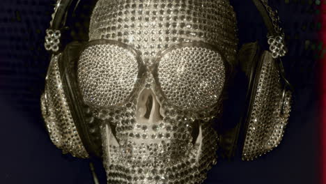 increíble cráneo cubierto de diamantes con auriculares y gafas de sol