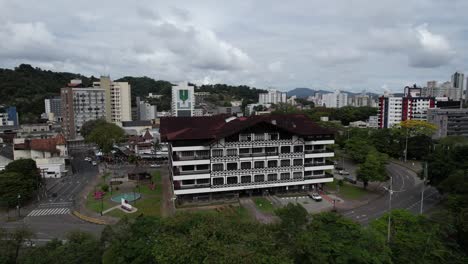 Edificio-Del-Ayuntamiento-De-Blumenau,-Ciudad-De-Santa-Catarina,-Brasil,-Construcción-Con-Entramado-De-Madera,-Cultura-Alemana