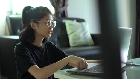 젊은 아시아 여성 친구와 비디오 컨퍼런스 통화