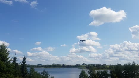 Drone-Volando-En-El-Aire-Frente-A-La-Cámara