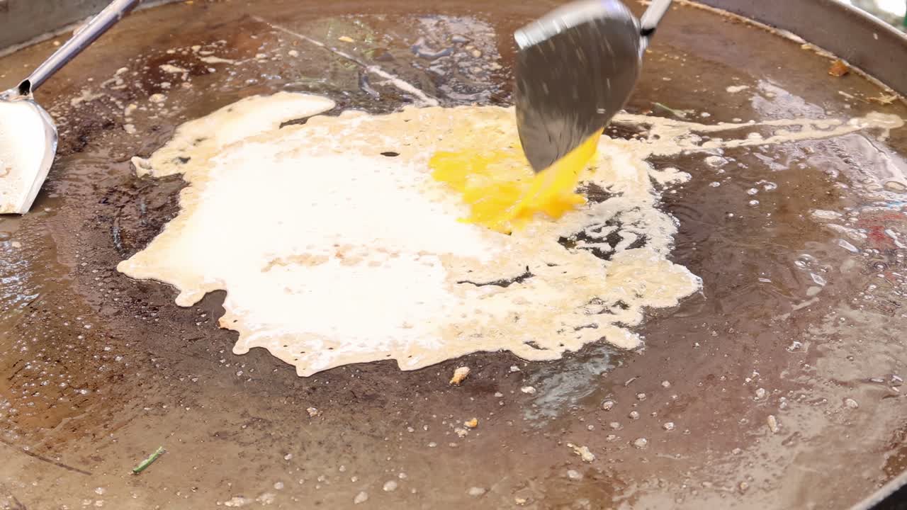 야외에서 뜨거운 그릴에 달을 요리하는 것.