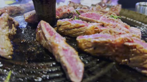 cocinar bistec de carne en la parrilla de barbacoa tradicional coreana