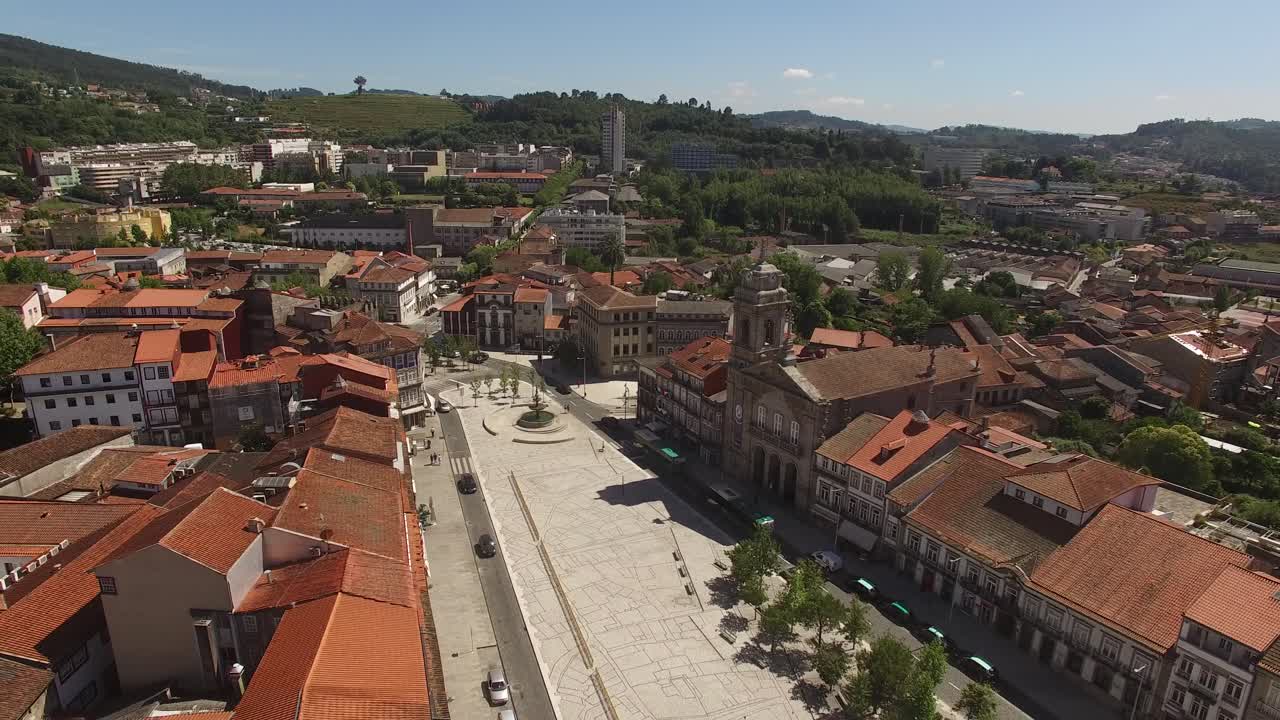 drone volando sobre la plaza toural en guimarães, portugal