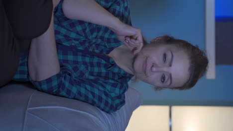 video vertical del retrato de una mujer triste por la noche en casa.