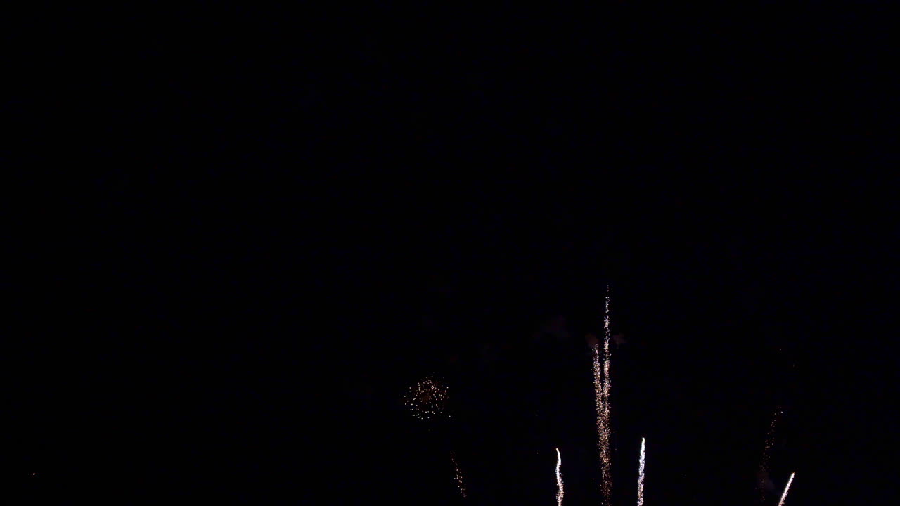 Splendido spettacolo astratto e colorato di fuochi d'artificio nel cielo notturno, simbolo di festa e anniversario di Capodanno per lo sfondo