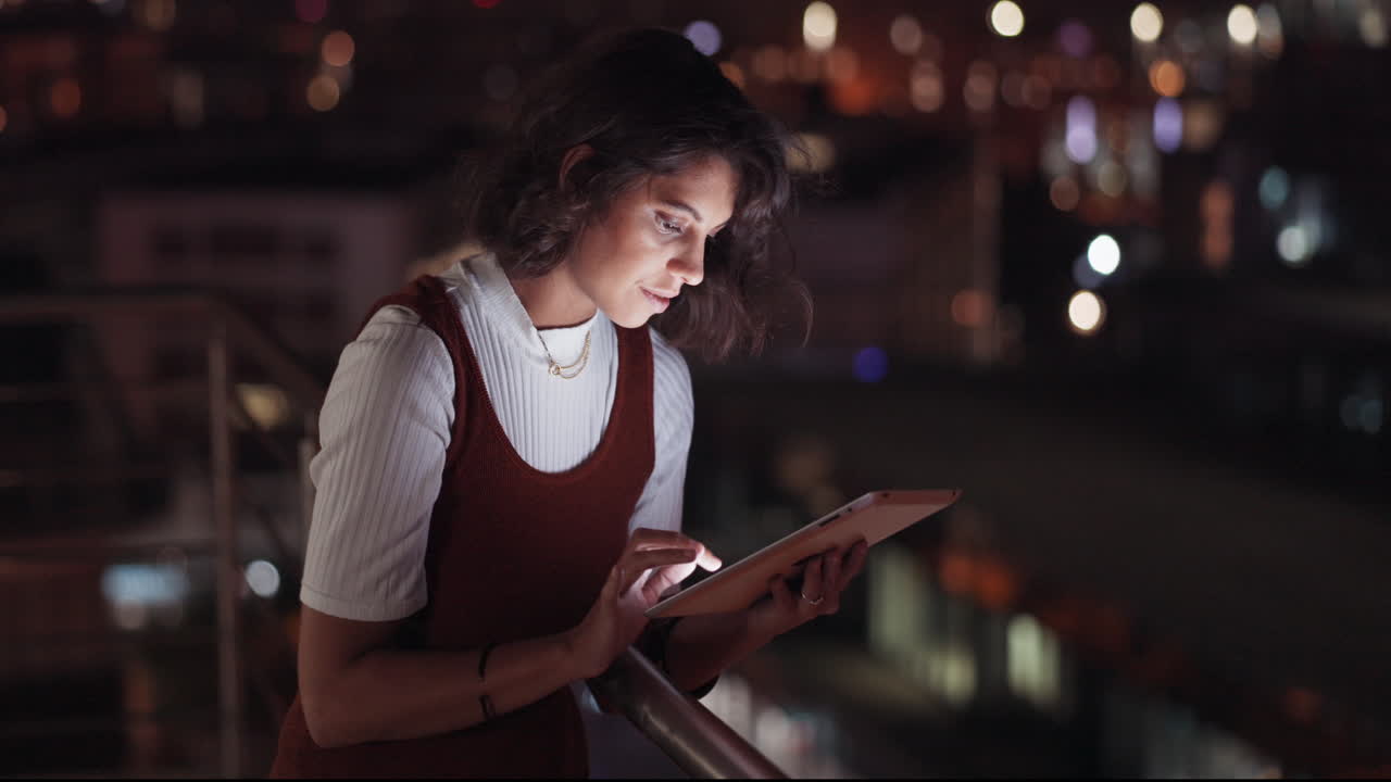 startup, análisis de datos o mujer de negocios en la tableta