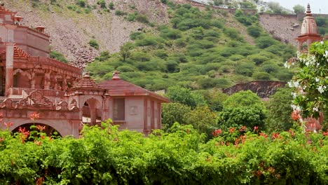 Künstlerischer-Jain-Tempel-Aus-Rotem-Stein-Am-Morgen-Aus-Einem-Einzigartigen-Blickwinkel.-Das-Video-Wurde-Am-19.-August-2023-In-Shri-Digamber-Jain-Gyanoday-Tirth-Kshetra,-Nareli-Jain-Mandir,-Ajmer,-Rajasthan,-Indien-Aufgenommen.